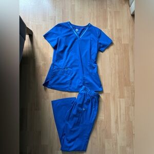 Healing Hands Scrub set
Top: Small
Bottoms: XS
Color:Royal blue
Worn once